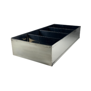 Cajón cubiertero de acero inoxidable con divisiones para utensilios de cocina.