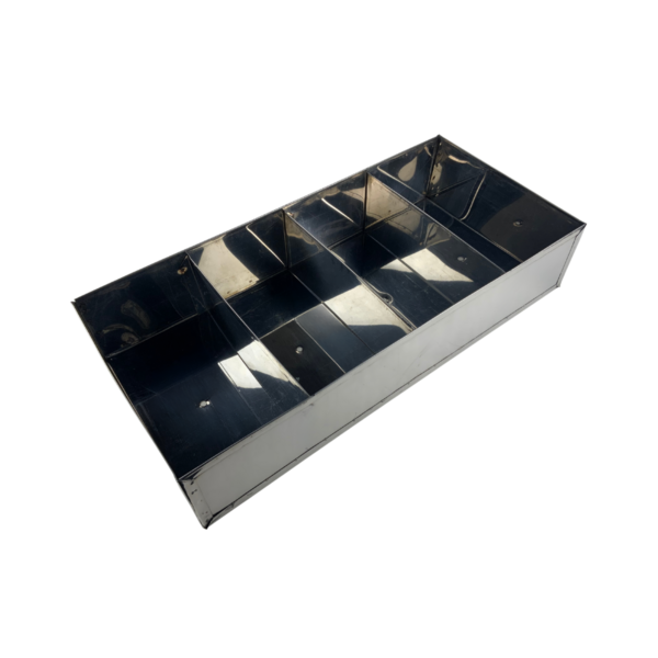 Cajón cubiertero de acero inoxidable con divisiones para utensilios de cocina.